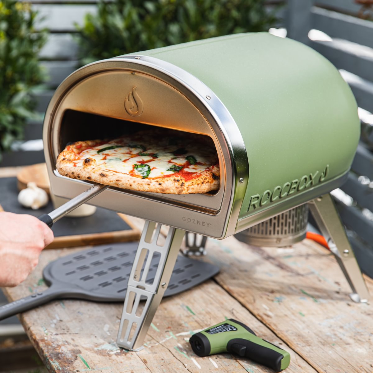 Gozney Roccbox Pizzaofen mit Abdeckhaube, Frontablage und Roccbox Pizzawender
