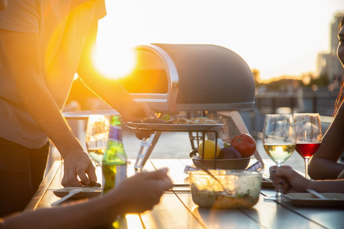Roccbox Pizzaofen Set mit Abdeckhaube und Zubehör
